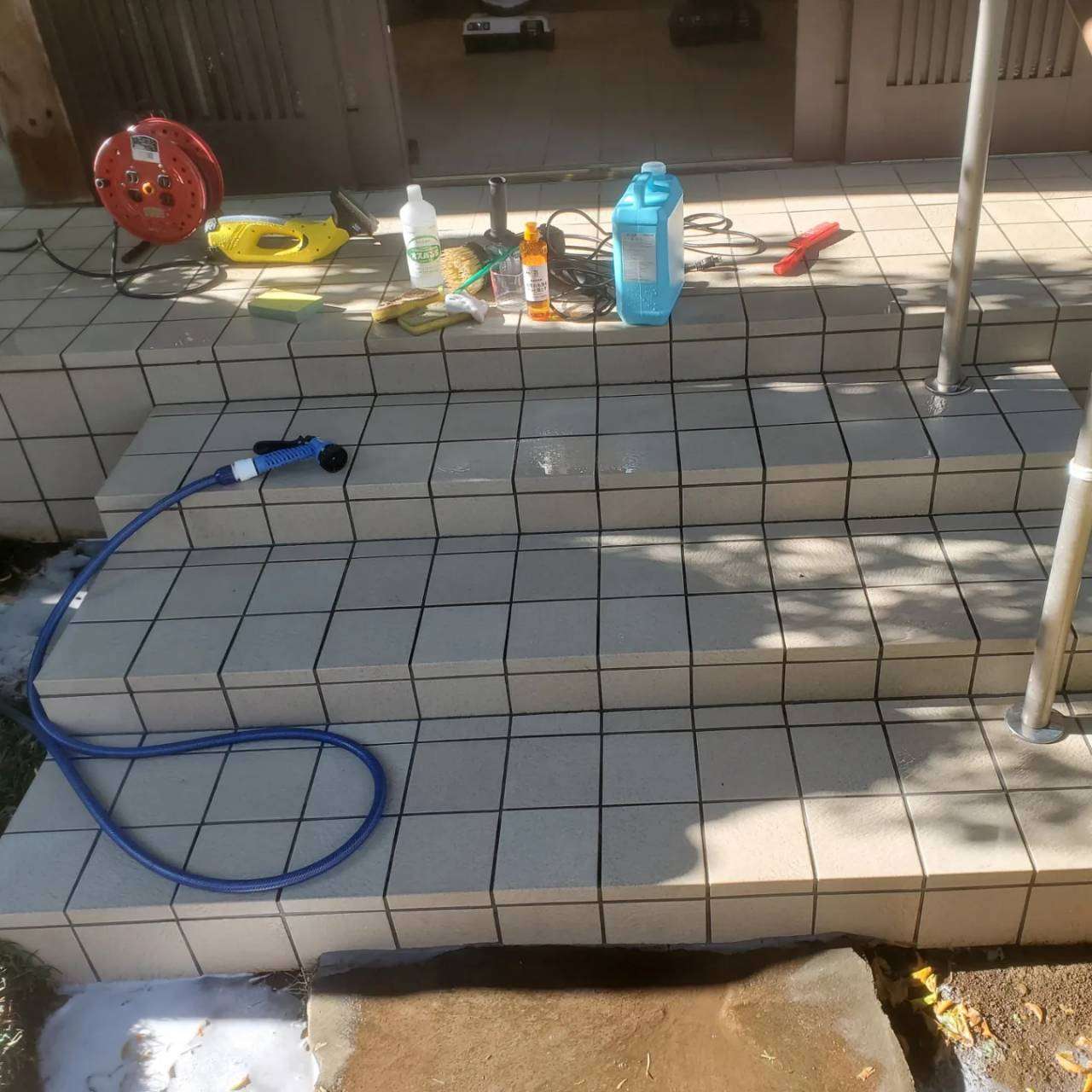 外回りのお掃除も向ヶ丘遊園の掃除屋にお任せください